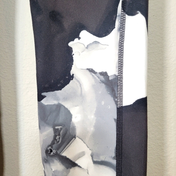 Under Armour Heat Gear Marble Print Leggings XS - Picture 2 of 7